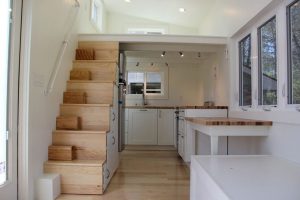 кухня с лестницей в tiny house